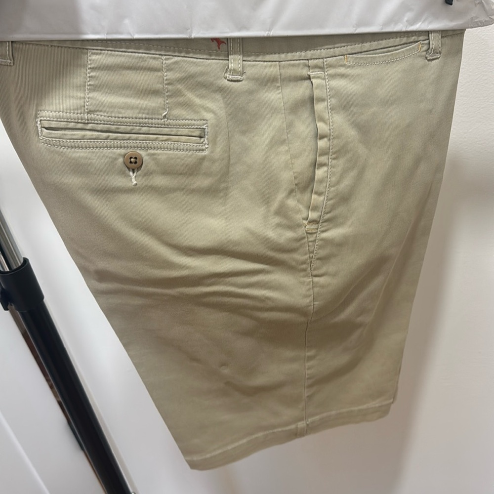 Mens Tommy Bahama khaki shorts. EUC. Size 36.